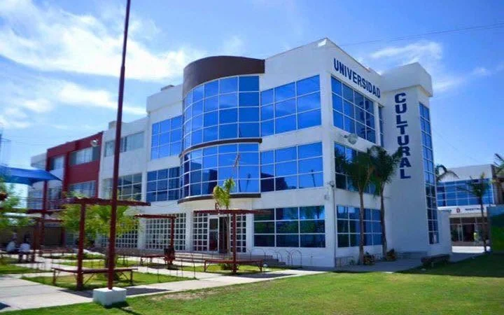 Edificio principal de la Universidad Cultural en Ciudad Juárez